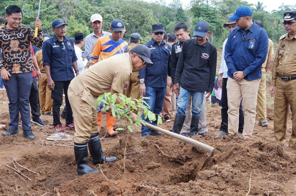 Peringati Hari Bumi, Bupati Andi Utta Tanam Pohon Produktif di Desa Tibona&nbsp;Bulukumba