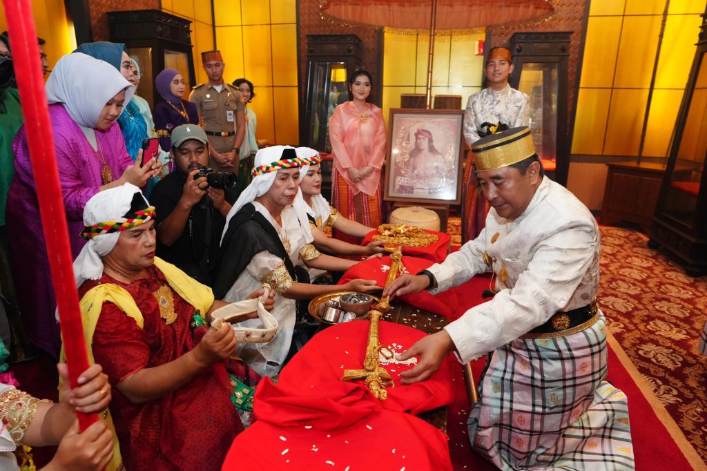 Pj Gubernur Sulsel Dapat Gelar Adat Daeng Mappuji dari Dewan Adat Saoraja Bone