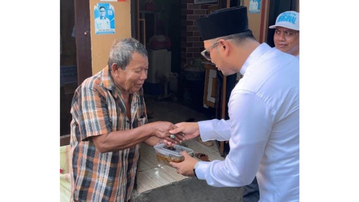 Tak Hanya Bagikan Daging Kurban, Andi Seto Antar Ajak Warga Makan Bersama