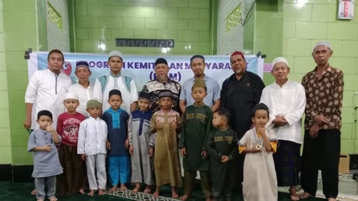 Tim PKM PNUP Pasang Lampu Penerangan Jalan PLTS di Lorong Masjid Uwais Al Qarni&nbsp;Makassar