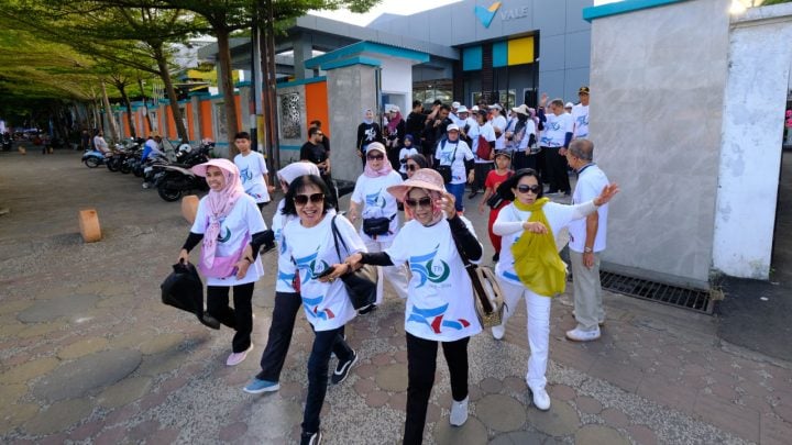 HUT Ke-56, Purnabakti PT Vale Antusias Jalan Santai dan Bersihkan Lingkungan di&nbsp;Losari