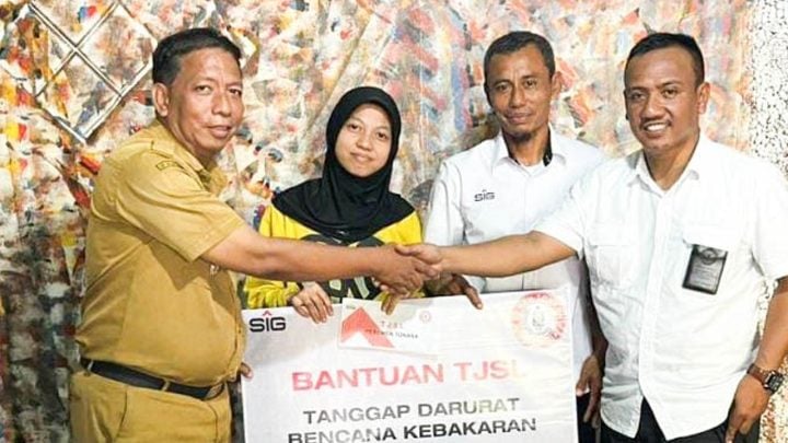 Warga Pulau Barang Lompo Alami Musibah Kebakaran, Semen Tonasa Beri Bantuan&nbsp;TJSL