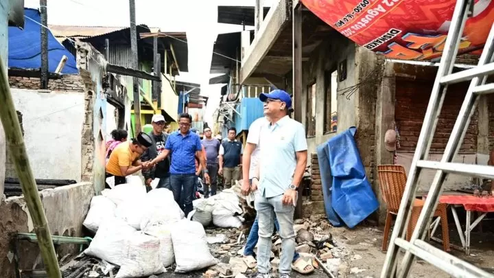 Dirut PDAM Makassar Beni Iskandar Salurkan Bantuan ke Warga Korban Kebakaran di&nbsp;Tallo