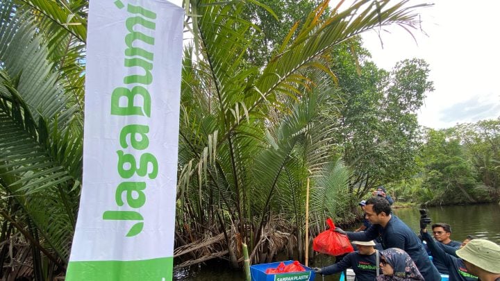 Bersihkan Sampah Sungai Pute, Telkomsel dan Relawan TERRA Bantu Lestarikan Kawasan Karst&nbsp;Maros-Pangkep