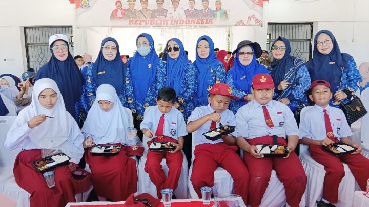 Pemkab Jeneponto Simulasi Makan Siang Gratis Usai Upacara HUT RI&nbsp;ke-79