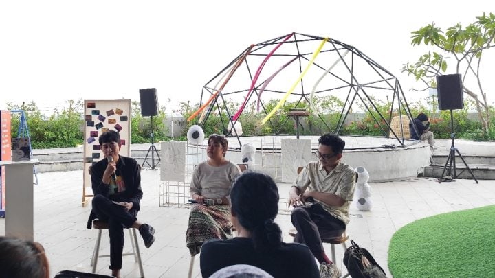 Hidup Tetap Berjalan: Ketika Puisi Ibe S Palogai Merekam Kecemasan Ekonomi